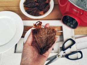 用剪刀将羊肚菌剪开一道口子