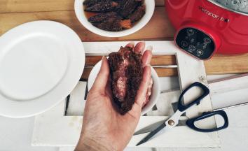  将拌好的肉馅塞入羊肚菌中