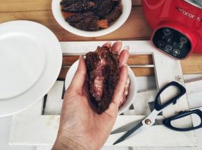  将拌好的肉馅塞入羊肚菌中