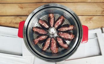 依次做好后将塞好肉馅的羊肚菌摆入盘中