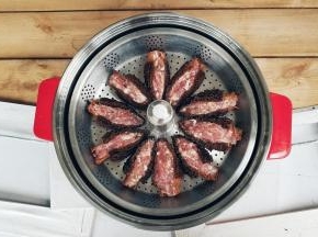 依次做好后将塞好肉馅的羊肚菌摆入盘中