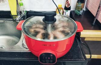 锅里水烧开后，放入羊肚菌酿蒸15分钟（时间根据酿肉的量而自行调整）