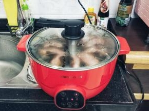 锅里水烧开后，放入羊肚菌酿蒸15分钟（时间根据酿肉的量而自行调整）