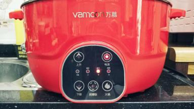 万慕智能升降火锅
一款可使菜汤分离的升降电火锅，随心升降~吃火锅必备神器。除了可一键上升，让满满的美食脱水而出，想吃什么看得见，一键按下涮肉，一键升起夹菜，满足你对食材的全部要求～
还有超实用功能脱糖蒸饭：通过升降功能溶出淀粉实现米汤分离，先煮后蒸达到蒸汽蒸熟效果，有效降底糖份含量35-48%健康少糖，高血糖患者的福音。


