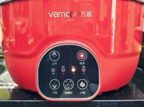 万慕智能升降火锅
一款可使菜汤分离的升降电火锅，随心升降~吃火锅必备神器。除了可一键上升，让满满的美食脱水而出，想吃什么看得见，一键按下涮肉，一键升起夹菜，满足你对食材的全部要求～
还有超实用功能脱糖蒸饭：通过升降功能溶出淀粉实现米汤分离，先煮后蒸达到蒸汽蒸熟效果，有效降底糖份含量35-48%健康少糖，高血糖患者的福音。


