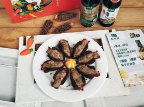 蒸好后拿出，撒上青椒碎（为摆盘装饰高颜值一点）