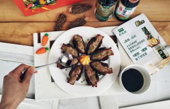 原味鲜酱油+油+糖烧热后淋入羊肚菌酿里即可