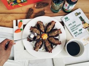 原味鲜酱油+油+糖烧热后淋入羊肚菌酿里即可