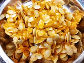 老南瓜取出籽和瓤