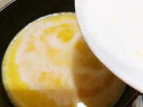 煮至微沸后加入糯米粉水