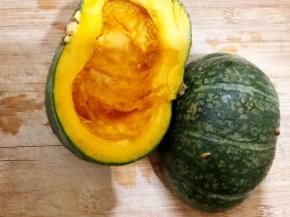 小南瓜洗净去籽去瓤