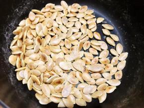 翻炒至酥脆即可