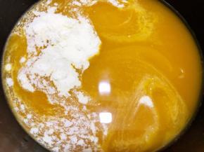 锅里加入南瓜泥，奶粉和清水