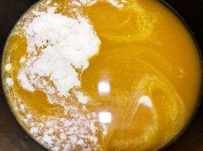 锅里加入南瓜泥，奶粉和清水