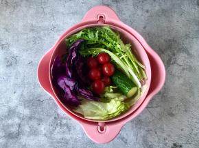 烤碧根果的时候，把蔬菜洗净，甩干水份。