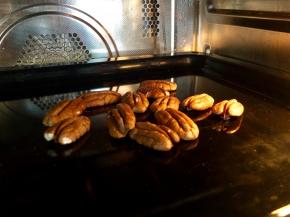 烤箱预热170度，把碧根果放入烤盘烤10分钟。