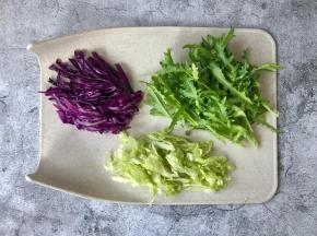 把苦苣、圆生菜、紫甘蓝分别切丝。