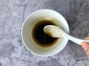 把1勺橄榄油、1勺黑醋、1勺蜂蜜、1茶匙黑胡椒粉和少许盐拌成油醋汁。