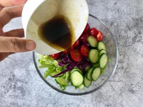 把油醋汁倒入切好的蔬菜中拌匀。