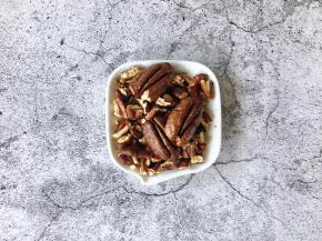 碧根果烤好后，留3个装饰，其余的用手掰碎。