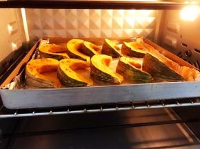 放入预热好的烤箱中层180度烤20分钟左右至软糯