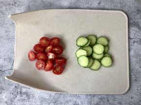 把黄瓜切片，圣女果对半切。