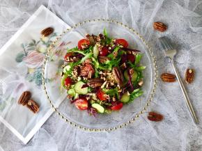 把蔬菜沙拉装盘，最后撒上碧根果碎即可。