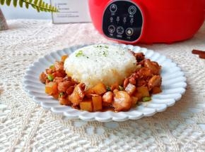 美味的黄焖鸡出锅了，配上热气腾腾的米饭今晚又要吃多了，哈哈。
