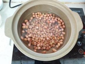 花生米泡水30分钟。