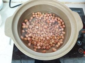 花生米泡水30分钟。