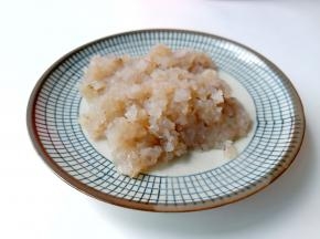 将对虾剁成虾泥。