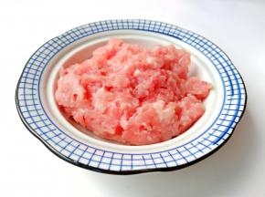 猪肉去除筋膜，切片剁成末。