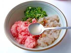 加葱姜水去腥【生姜与加葱头加5勺清水搅拌成泥，过滤出葱姜水用】