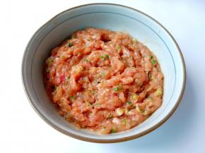 葱姜水分次加入，筷子顺着一个方向边搅拌边加。