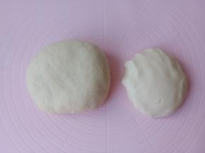 油皮与油酥分别揉成团，盖上湿布或者保鲜袋醒10分钟。