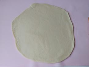 油皮擀成大圆片。