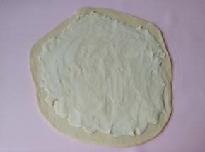 把油酥铺到油皮上。