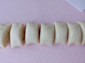 将面团卷起来，切小段备用。