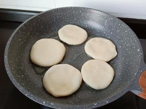 取一个面团捏紧两头，揉一下擀圆片再包上馅，包好的面饼下锅，放一点点油开中小火将两面烙至金黄色即可。