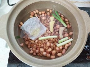 八角、香叶、桂皮和花椒放入小袋子里后放入锅里，生姜、葱也一并放入，注入足量的水。
