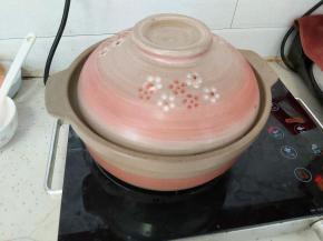 大火煮开后加入一点点盐、一小勺老抽，然后转小火煮40分钟。