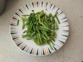 芹菜洗净后切小段。
