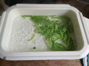 煮一锅清水，水开加入芹菜煮1分钟。