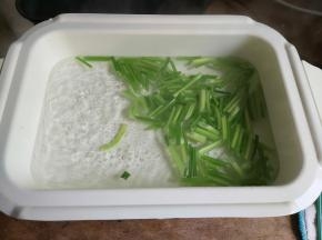 煮一锅清水，水开加入芹菜煮1分钟。