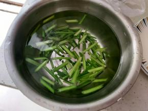 焯水断生捞出来过一下凉水。