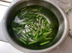 焯水断生捞出来过一下凉水。