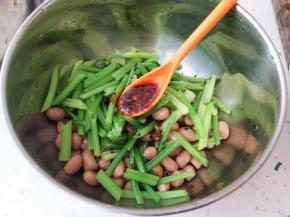 加入生抽、盐、辣椒油和熟芝麻，拌匀即可。