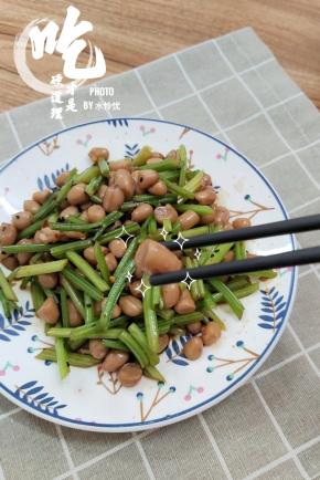 芹菜拌花生米成品图