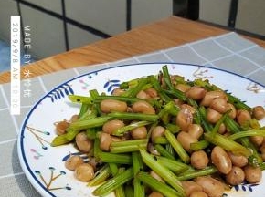 芹菜拌花生米成品图