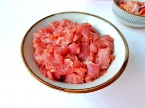 牛肉切薄片加生抽、番薯粉抓均匀再加一点食用油拌一下。